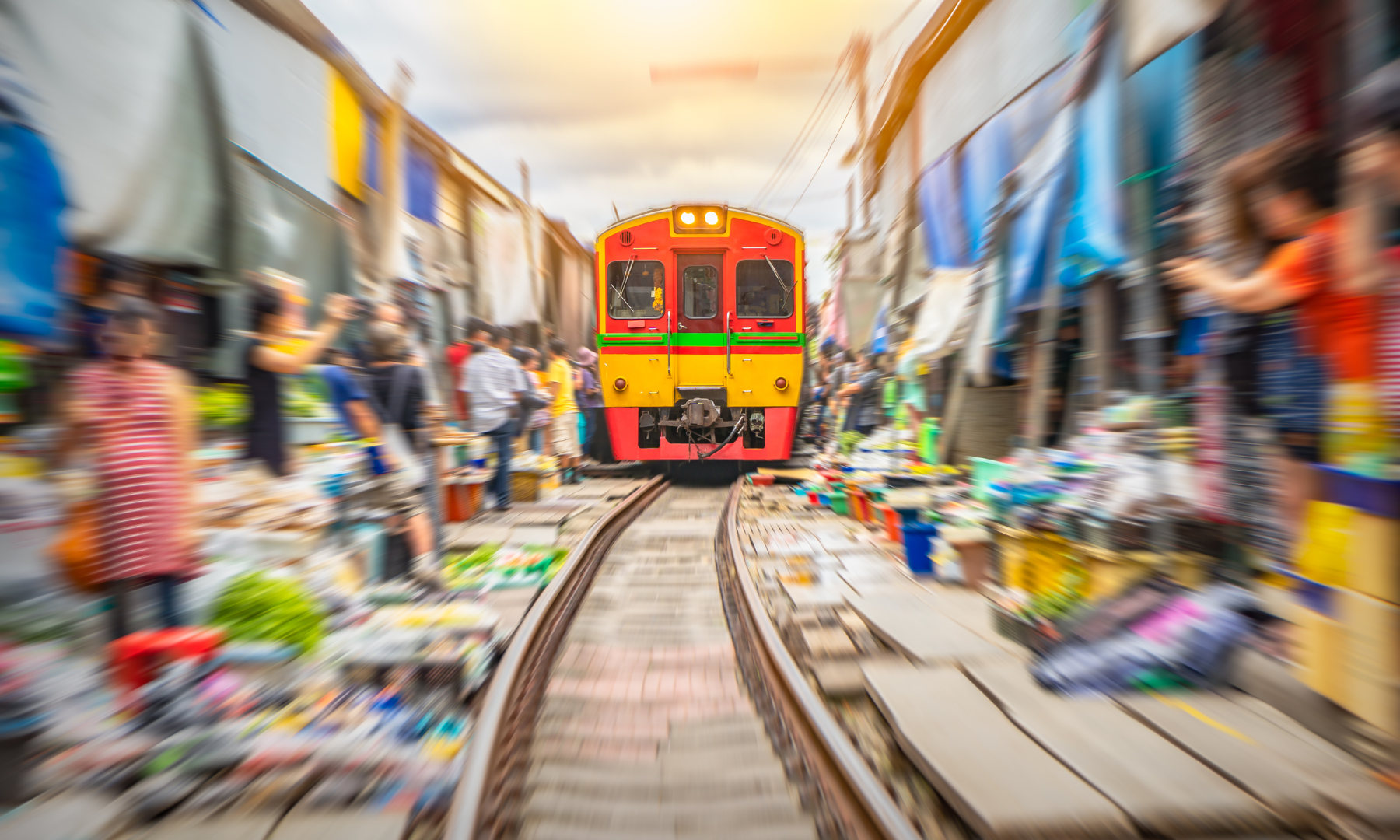 列車出発！列車が目の前ぎりぎりを通り過ぎる迫力をお楽しみください